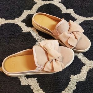 Ugg mules - size 6 in women -neutral pink